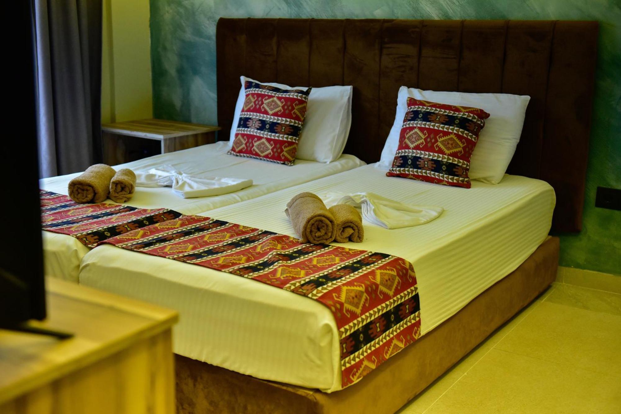 Te Bujtina Hotel- Cozy Stay With Traditional Breakfast Near Beach Golem  Exterior foto